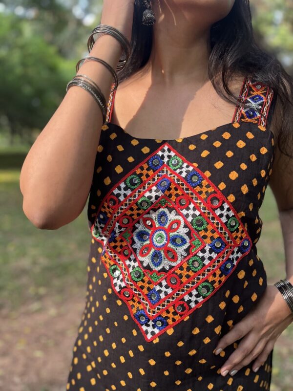 Bandhini Kutchi Sleeveless Kurta - Image 2