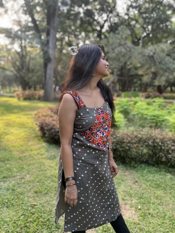 Bandhini Kutchi Sleeveless Kurta - Image 3