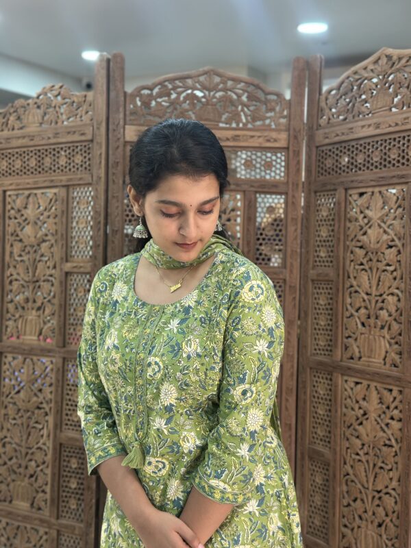 Jaipuri Floral Print Kurta Set with Dupatta - Image 2